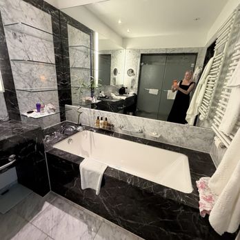 The Ritz-Carlton, Vienna - Elegant bathroom comfy tub - Hotels Near Me - Vienna, 9