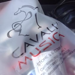 Cavalli Musica - Nella borse solo amplificatori da chitarra acustica e cavi... Ma a casa c'è il resto degli acquisti della scorsa settimana!!!!!!