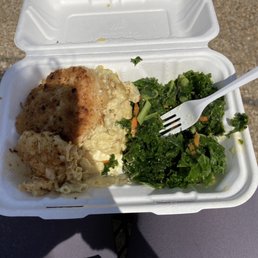 Crab cake, kale salad and vegan mac & cheese