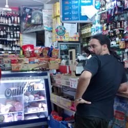 Lo de José - Concurrencia que mira partido mientras compra.