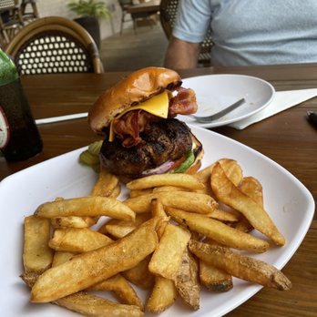 Pier 16 - Pier 16 burger - Cocktail Bars Near Me - Tybee Island, Georgia Pier 16 - Pier 16 burger - Cocktail Bars Near Me - Tybee Island, Georgia