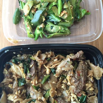 Dao Thai - Pad see eiw. I removed the Chinese broccoli from my dish because the stems were way too hard. - Thai Near Me - Chicago, Illinois