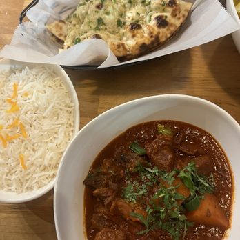 Black Salt - Garlic Oil Naan and Lamb Vindaloo - Indian Near Me - Chesterfield, Missouri