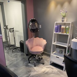 KT Hair Studio - Seashell chair!!
