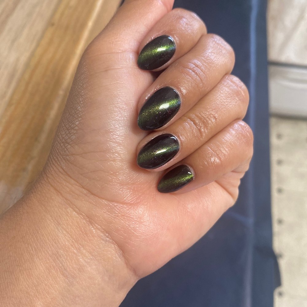 Cat eye nails
