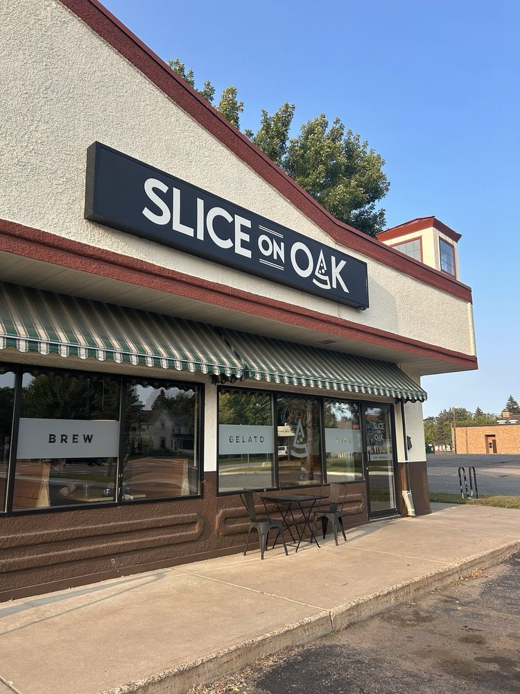 Slice On Oak Logo