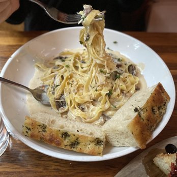 Pie + Vine - Fettuccine Alfredo with mushrooms - Italian Near Me - Ashland, Oregon