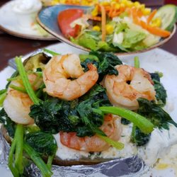 Stars Lounge Offenbach - Riesen Ofenkartoffel mit King Prawns, Spinat und Kräuterquark sowie frischem Salat.