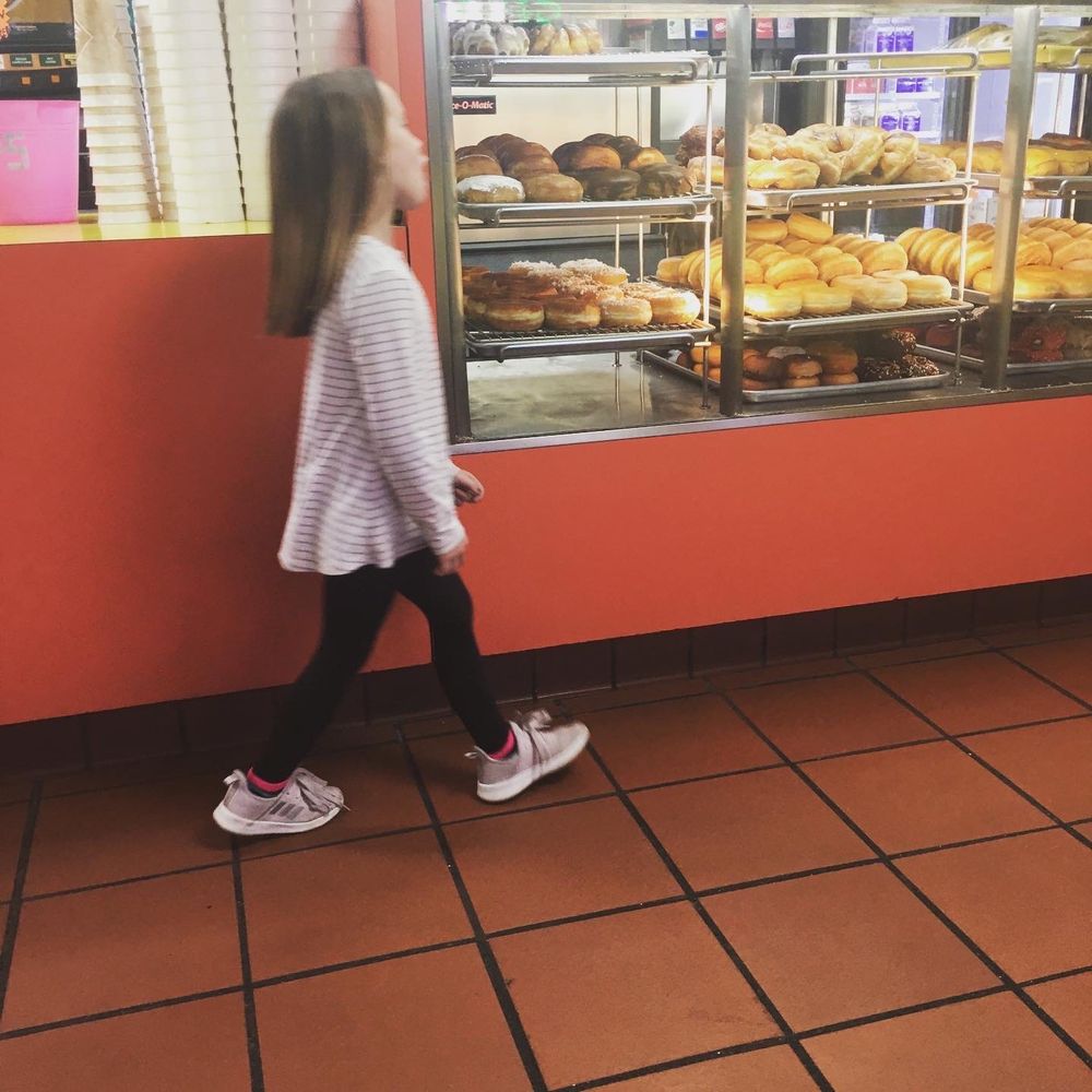 Fresh donuts! Fresh donuts!