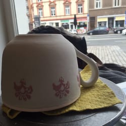 Coloria - Tasse mit Hilfe von Schablonen bemalt.