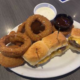 Beef sliders with onion rings Beef sliders with onion rings