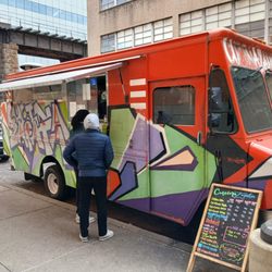 Cucina Zapata - Exterior of the food truck. We got there early at ~11:40 and were served just as the lunch rush arrived.
