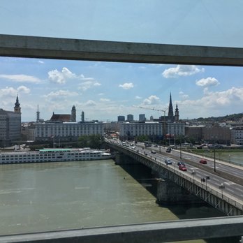 Cubus - Blick auf Donau und Stadt (Hauptplatz) - Austrian Near Me - Linz, 4 Cubus - Blick auf Donau und Stadt (Hauptplatz) - Austrian Near Me - Linz, 4