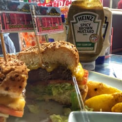 Hamburger Sub - Deep Purple Burger! Hambúrguer de costela delicioso. Detalhe para um dos muitos molhos que a sanduicheria dispõe.
