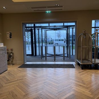 Staybridge Suites - Entrance - Hotels Near Me - Hounslow, XGL