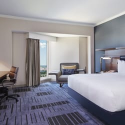 Hilton Newark Airport - King Bed Guestroom