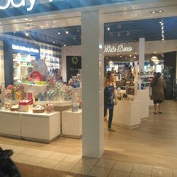 Bath & Body Works - The entrance