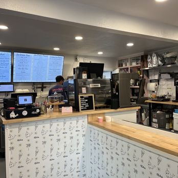 Penny's Ice Cream Parlor & Cafe - Coffee & Tea Near Me - Lahaina, Hawaii