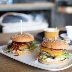 Deliroom Ukkohauki - Burgerit - Burgers