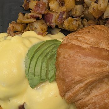 The Spoon - MAC Benedict (corned beef hash) - American Near Me - Hopkinton, Massachusetts The Spoon - MAC Benedict (corned beef hash) - American Near Me - Hopkinton, Massachusetts