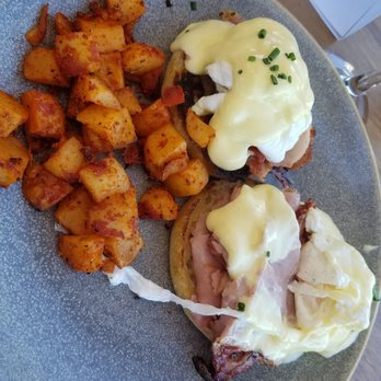 Duke's La Jolla - Duke's Eggs Benedict - New American Near Me - La Jolla, California