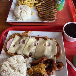 Top: Pollo a la plancha, arroz, frijoles negros, papitas Bottom: Milanesa de Pollo, arroz, frijoles negros, y maduros Top: Pollo a la plancha, arroz, frijoles negros, papitas Bottom: Milanesa de Pollo, arroz, frijoles negros, y maduros