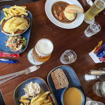 Murphy's Pub - Guinness pot roast (top right), Cottage pie (left) Sweet potato&coconut soup/chips/coleslaw (bottom) - Pubs Near Me - Dingle, Kentucky