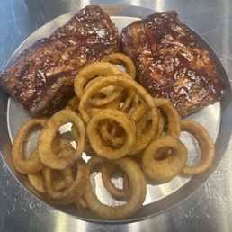 Baby back ribs and onion rings Baby back ribs and onion rings