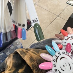 Go Nails & Spa - Nail color selection