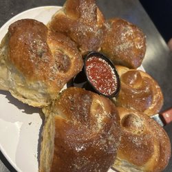 Cav's Kitchen & Cocktails - Garlic knots