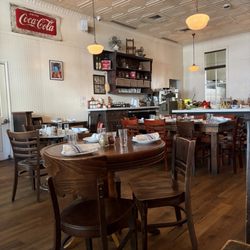 Lucali - The dining room just before the lunch rush.
