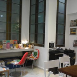 Mal de Archivo - Área de lectura junto a libros de ediciones rosarinas!