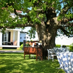 P Allen Smith Gardens - A wedding reception in the front lawn at P. Allen Smith's Moss Mountain Farm