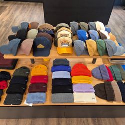 Stetson Hamburg - Tisch mit einer Auswahl an Caps und farbigen Mützen im Stetson Store.