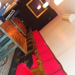 La Pepita - Mesas de Singer y asientos reciclados del teatro