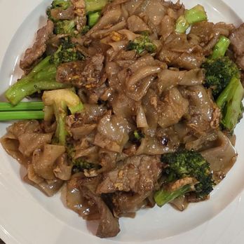 Basilic Essentially Thai - Beef Pad See Iew - regular broccoli instead of Chinese broccoli, but it was still very good! - Thai Near Me - Seattle, Washington