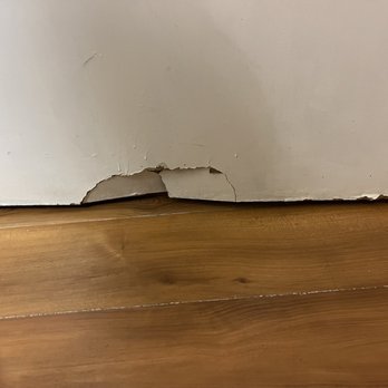 Motel 6 - Broken bathroom door - Hotels Near Me - Rohnert Park, California