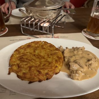Zeughauskeller - Kalbsgeschnetzeltes nach Zürcher Art - Swiss Food Near Me - Zürich, ZH Zeughauskeller - Kalbsgeschnetzeltes nach Zürcher Art - Swiss Food Near Me - Zürich, ZH