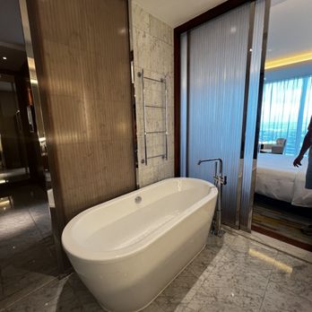 Grand Hyatt Manila - Heavenly tub - Hotels Near Me - Taguig, NCR