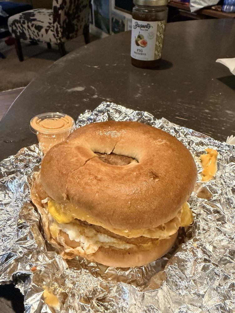 Queen Eggxpress Logo