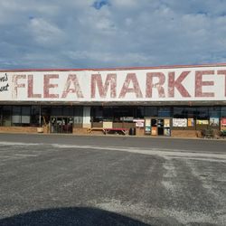 Sharon's Discounts Flea Market - The scenic frontage.