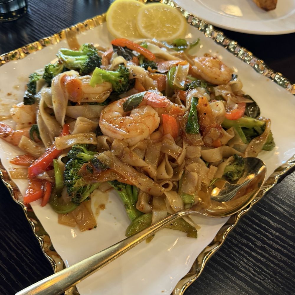Tha Siam Bistro - Drunken Noodles - incredible - Thai Near Me - Midvale, Utah Tha Siam Bistro - Drunken Noodles - incredible - Thai Near Me - Midvale, Utah