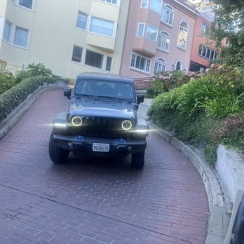 Lombard Street - Big Curves - Landmarks & Historical Buildings Near Me - San Francisco, California