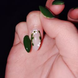 Beellagio Nail Bar - The hair in the middle of the nail but the cute design.