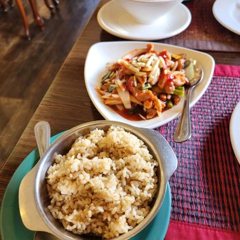 Min's Kitchen - Almond chicken, brown rice and green curry - Thai Near Me - La Canada Flintridge, California Min's Kitchen - Almond chicken, brown rice and green curry - Thai Near Me - La Canada Flintridge, California