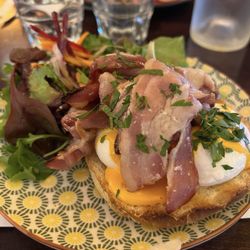 Café Ella - Eggs Benedict