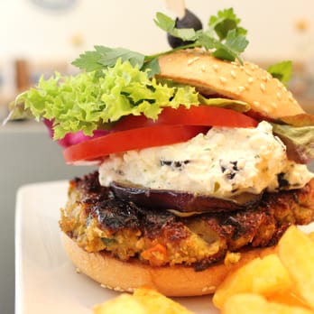 Godesburger - Der Vegiators - saftiges Patty aus Kichererbsen, Zucchini, Möhren und getrockneten Tomaten - Burgers Near Me - Bonn, NW Godesburger - Der Vegiators - saftiges Patty aus Kichererbsen, Zucchini, Möhren und getrockneten Tomaten - Burgers Near Me - Bonn, NW