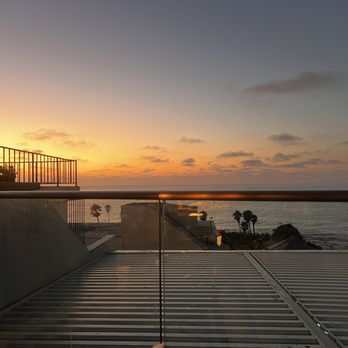 Duke's La Jolla - Obstructing view - New American Near Me - La Jolla, California