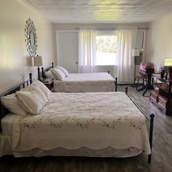 Speakeasy Saloon & Resort - Large room