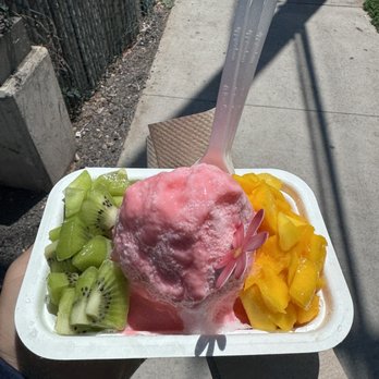 Da Sweet Spot - Strawberry flavored with kiwi and mango - Shaved Snow Near Me - Kihei, Hawaii